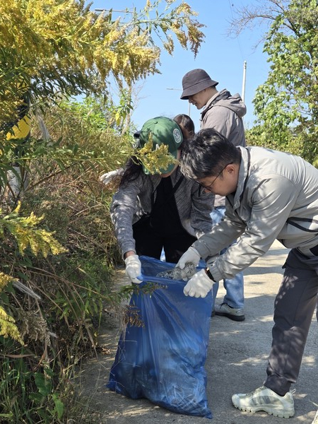 전남교육청교육연수원 행정전문리더과정 연수생들이 환경정화‧사랑나눔 봉사활동을 하고 있다. / 사진=전라남도교육청