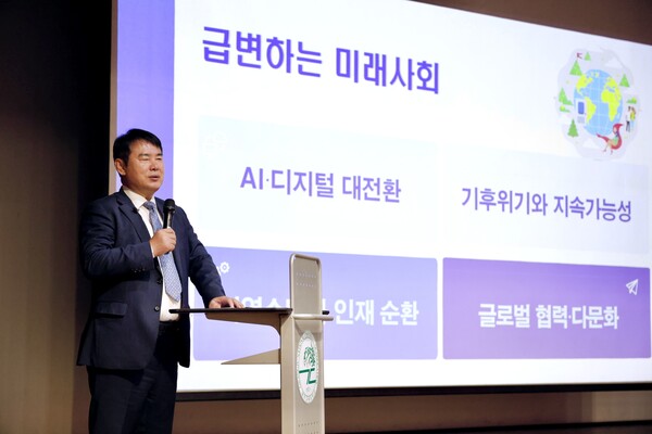 이정선 광주시교육감이 5일 광주교육대학교에서 재학생 대상 특강을 진행하고 있다. / 사진=광주시교육청 