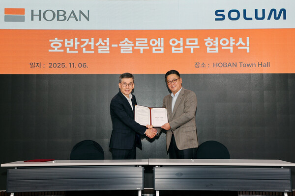 호반건설과 솔루엠은 6일 서울 서초구 호반파크 사옥에서 ‘차세대 스마트건설 인프라 구축을 위한 업무협약(MOU)’을 체결했다. (사진 왼쪽부터 문갑 호반건설 경영부문대표, 유동균 솔루엠 부사장) / 사진=호반건설