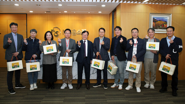 NS홈쇼핑 조항목 대표이사(가운데)가 수능 앞둔 임직원 수험생 자녀를 위해 응원선물을 전달했다./ 사진=NS홈쇼핑