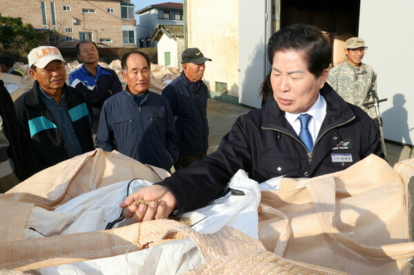 공영민 고흥군수가 6일 포두면 길두창고에서 열린 2025년산 공공비축미 첫 수매 현장을 찾아 벼농사 작황을 점검하고 농업인을 격려하고 있다 / 사진=고흥군