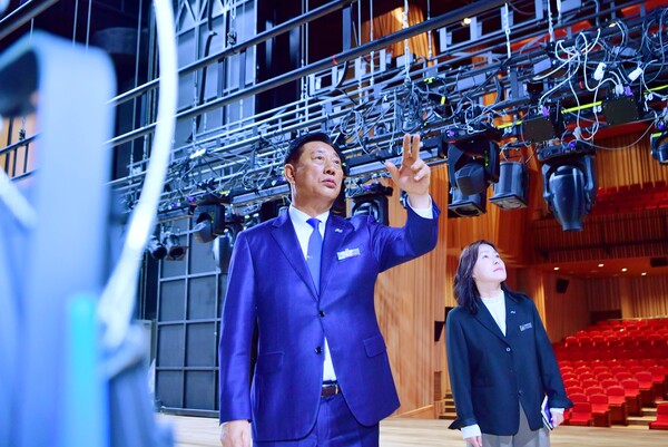김한종 장성군수가 5일 장성문화예술회관 대공연장 시설을 살펴보고 있다/ 사진=장성군