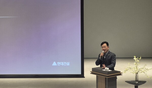 이인기 현대건설 주택사업본부장이 주택 신사업 더 뉴 하우스(THE NEW HOUSE)를 소개하고 있다. 사진=백상일 기자