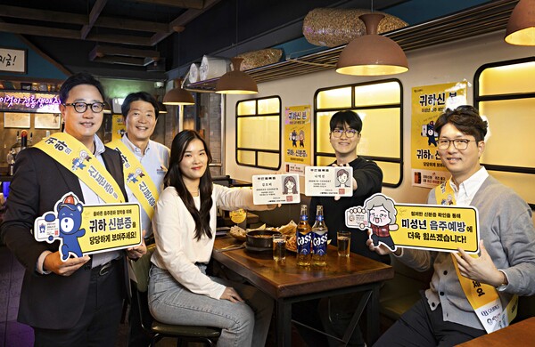 오비맥주 구자범 수석부사장(맨 왼쪽), 오비맥주 김병훈 영업 부사장(왼쪽에서 두번째), 역전에프앤씨 임경민 경영지원 본부장(오른쪽 끝)이 역전할머니맥주 서울신사가로수길점에서 주류 주문 시 신분증 확인을 독려하는 '귀하신분' 캠페인을 벌이고 있다. / 사진=오비맥주