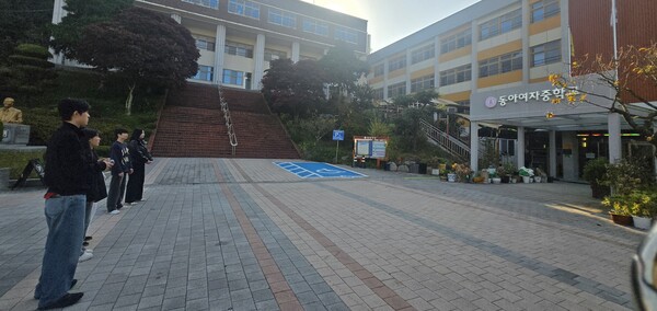 광주시교육청 전남대 교육협력관실이 7일 동아여중에서 전남대 지리학과 함께 진행하는 학교 항공촬영에서 전남대 지리학과 학생들이 드론을 조작하고 있다. / 사진 = 광주시교육청