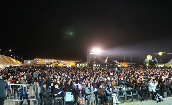 제5회 고흥유자축제’ 개막 첫날, 축제장을 가득 메운 관람객들이 다양한 공연과 체험을 즐기며 축제의 열기를 더하고 있다. / 사진 = 고흥군