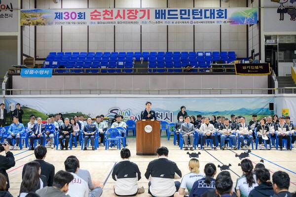 지난 9일 순천팔마실내체육관에서 열린 제30회 순천시장기 배드민턴대회에서 노관규 순천시장이 대회사를 하고 있다 / 사진=순천시