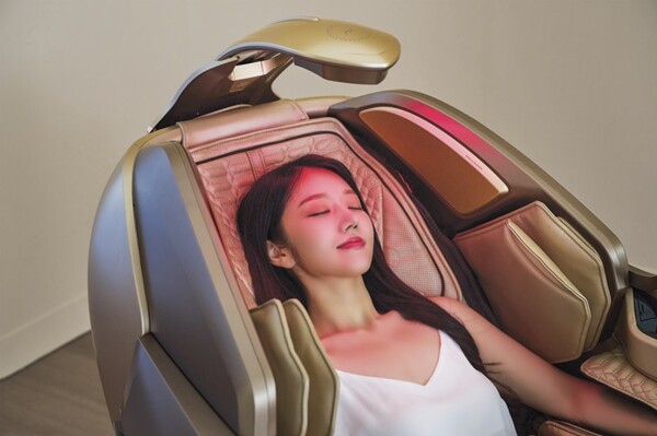 바디프랜드 에스테틱 헬스케어로봇 ‘퀀텀 뷰티캡슐’ 라이트 케어 모드를 사용하고 있는 모델 / 사진=바디프랜드