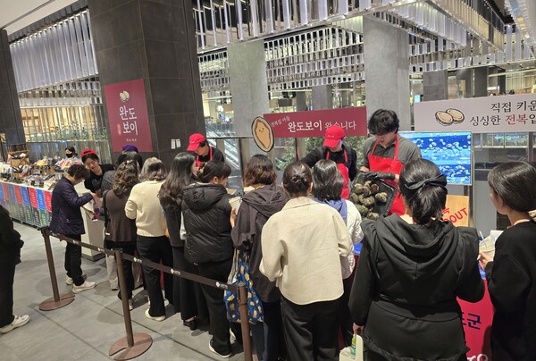 완도군, 롯데백화점에서 전복 판촉 행사 진행 / 사진=완도군