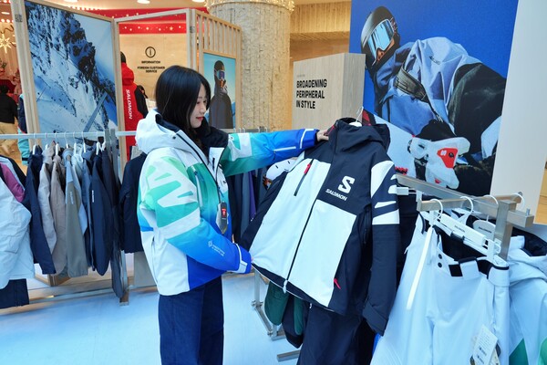 본점 지하 1층 살로몬 팝업스토어에서 고객이 상품을 구경하고 있다 / 사진=롯데쇼핑