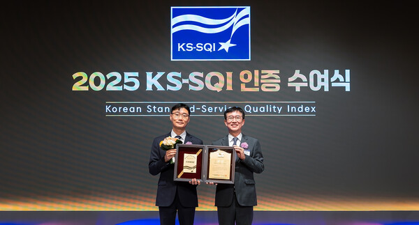 코웨이가 ‘2025 한국서비스품질지수(KS-SQI)’ 조사에서 정수기와 공기청정기 A/S 부문 1위에 선정됐다. 지난 11일 진행된 인증서 수여식에서 이용준 코웨이 고객품질본부장(왼쪽)과 문동민 한국표준협회장(오른쪽)이 기념사진을 촬영하고 있다. / 사진=코웨이