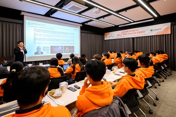 한화생명 AI실 구상준 차장이 ‘한화생명의 AI 기술 적용 및 서비스 개발 사례’를 주제로 베트남 핀테크 우수인재들에게 강연을 하고 있다 / 사진=한화생명