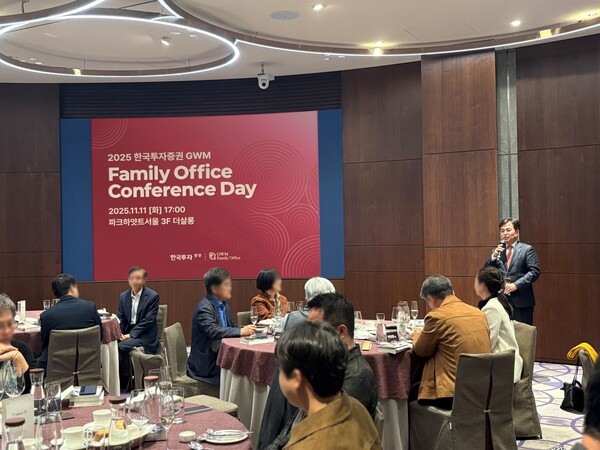 지난 11일 열린 패밀리오피스 컨퍼런스 데이에서 한국투자증권 박재현 개인고객그룹장이 고객들에게 인사하고 있다. / 사진=한국투자증권