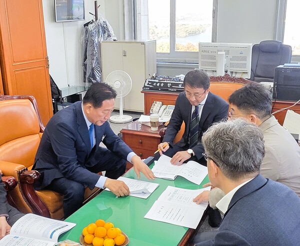 12일 김한종 장성군수(좌측)가 한병도 예산결산특별위원회 위원장에게 현안사업 추진의 당위성을 설명하고 있다. /사진=장성군