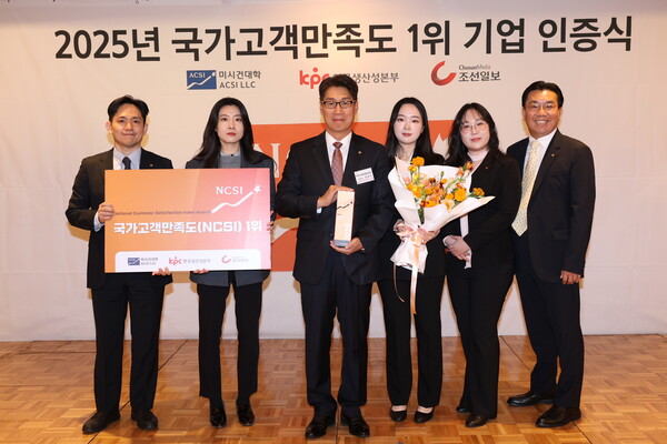 12일(수) 서울 중구 롯데호텔 서울에서 진행된 ‘2025 국가고객만족도(NCSI)’ 시상식에 참석한 최승영 한화생명금융서비스 대표이사(왼쪽에서 3번째)와 임직원들이 기념촬영을 하고 있다. / 사진=한화생명