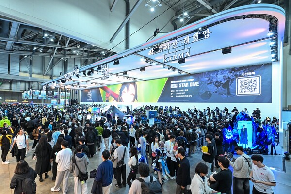 지스타 2025 넷마블 부스에 관람랙이 몰려 있다. 사진=넷마블