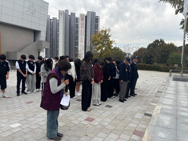 묵념하는 모습 / 사진=화순군