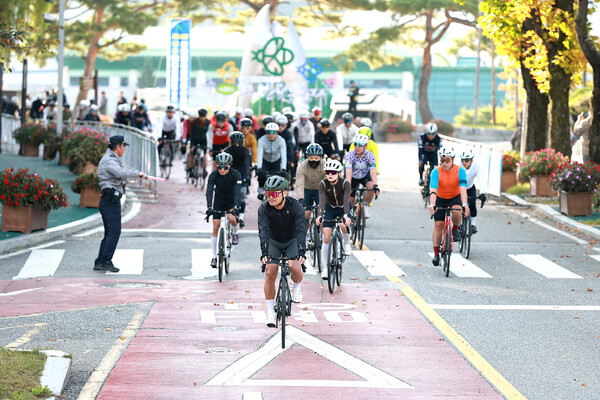 전국 자전거 동호인_익산의 가을길 달린다(제34회 문화체육관광부장관기 메디오폰도대회 / 사진=익산시