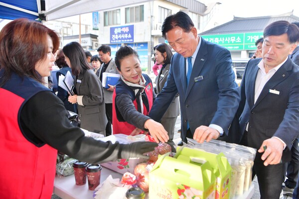 김한종 장성군수가 11일 열린 한여농 가래떡 시식행사에 참여했다. / 사진 = 장성군