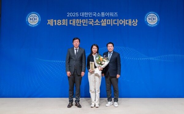 13일 서울 광화문 한국프레스센터에서 열린 ‘제18회 대한민국소통어워즈’에서 정수진 LG전자 한국영업본부 브랜드커뮤니케이션담당(사진 가운데)이 수상 기념 사진을 촬영하고 있다. / 사진=LG전자