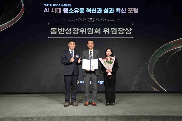 코레일유통이 ‘2025 KOSA 유통대상’에서 수상하고 기념사진을 촬영하고 있다.(가운데: 코레일유통 양웅식 편의점사업처장) / 사진=코레일유통