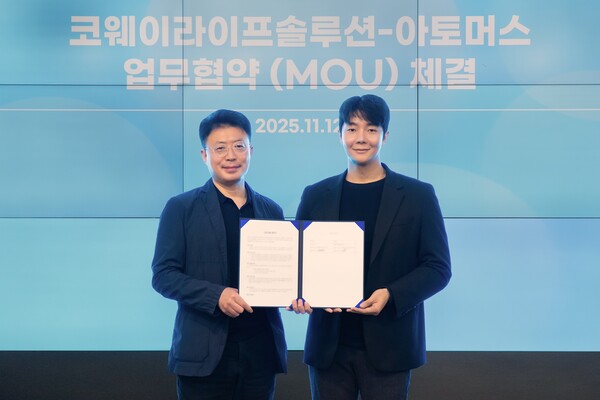 지난 12일 서울 구로구 지타워 코웨이라이프솔루션 본사에서 열린 협약식에서 김명곤 코웨이라이프솔루션 대표이사(왼쪽)와 김규태 아토머스㈜ 대표이사(오른쪽)가 기념 촬영을 하고 있다. / 사진=코웨이