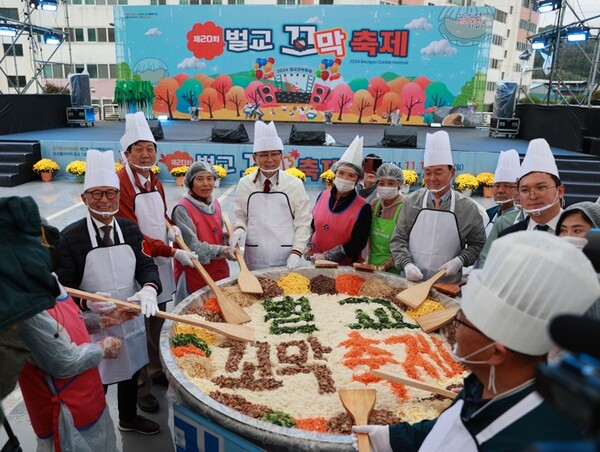 보성군, 제21회 벌교꼬막축제로 여러분을 초대합니다_2024년 제20회 벌교꼬막축제 꼬막 비빔밥 만들기 현장 / 사진 = 보성군