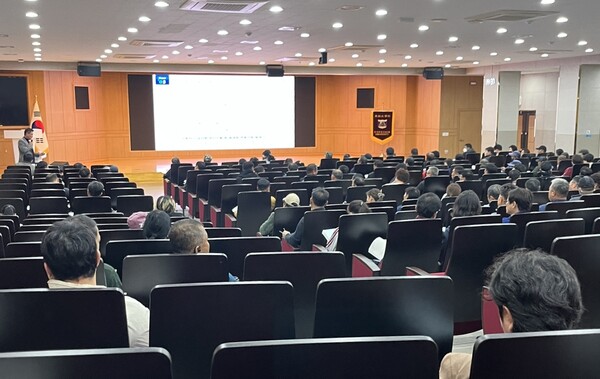 나주시는 지난 13일 동신대학교 중앙도서관 1층 동강홀에서 농촌 인력 부족 문제 해결과 안정적인 영농 활동 지원을 위해 ‘2026년 외국인 계절근로자 고용 농가 교육’을 실시했다 / 사진=나주시