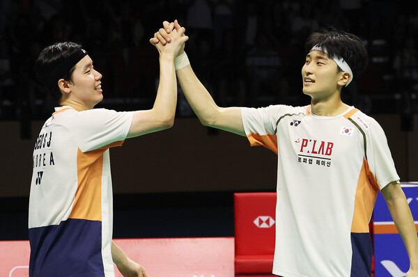 지난 9월 경기도 수원체육관에서 열린 세계배드민턴연맹(BWF) 월드투어 슈퍼 500 코리아오픈 남자복식 결승에서 인도네시아의 파자르 알피안-무하마드 쇼히불 피크리 조에 승리하며 우승을 차지한 김원호와 서승재가 기뻐하고 있다. / 사진=연합뉴스