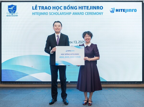 베트남 현지 대학생 장학금 수여식 개최 ( 좌) 하이트진로 김인규 대표 (우) 하노이 국립외국어대학교 하레낌아잉 부총장 / 사진=하이트진로