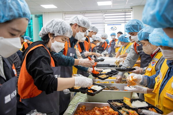 호반그룹 임직원 봉사단 ‘호반사랑나눔이’가 지난 4월 안동 산불 피해지역을 찾아 이재민을 위한 배식 봉사활동을 진행했다. / 사진=호반건설