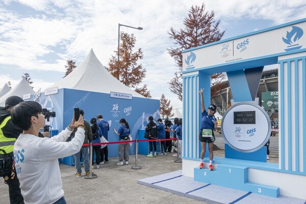 올림픽데이런 in 전주 카스 라이트 부스에서 기념촬영을 하고 있는 참가자 / 사진=오비맥주