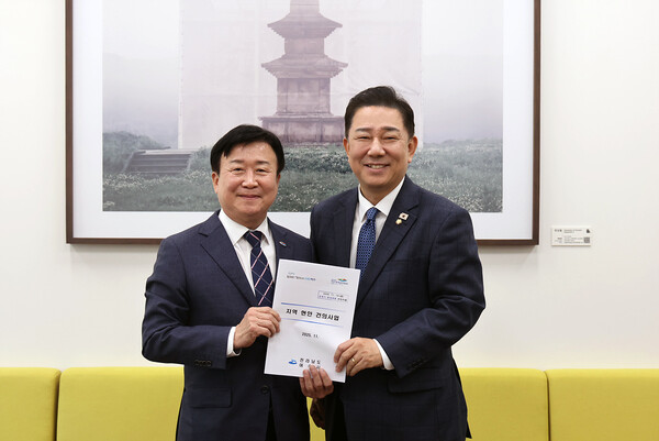 정기명 여수시장이 지난 14일 내년도 정부 예산안에 대한 국회 심의를 앞두고 지역 주요 현안사업의 국비 증액을 위해 국회를 방문, 김병기 더불어민주당 원내대표를 만났다 / 사진=여수시