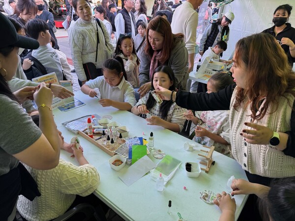 제5회 무안YD페스티벌에서 성황리에 운영된 생활 메이킹 체험부스 / 사진 = 무안군