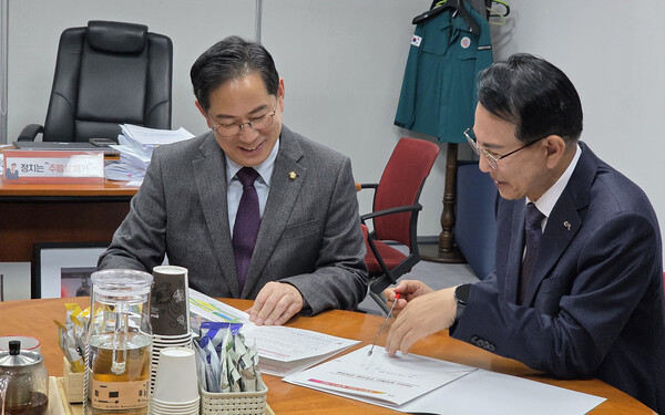 이완섭 서산시장이 지난 17일 국회를 방문해 국회의원들과 주요 현안 사업들에 대해 소통했다.(박수영 국회의원) / 사진=서산시
