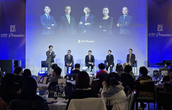 지난 17일 정동1928 아트센터에서 진행된 ‘신한 Premier Culture 정동길 낭만’ 행사에서 신한 Premier 패스파인더 전문가들이 금융 대담을 진행하는 모습 / 사진=신한은행