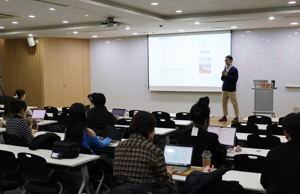 지난 17일 서울 잡코리아 본사에서 열린 ‘사회리더 대학생 멘토링’ 행사에서 정승일 잡코리아 교육서비스사업본부 총괄이 강연을 진행하고 있다. / 사진=잡코리아