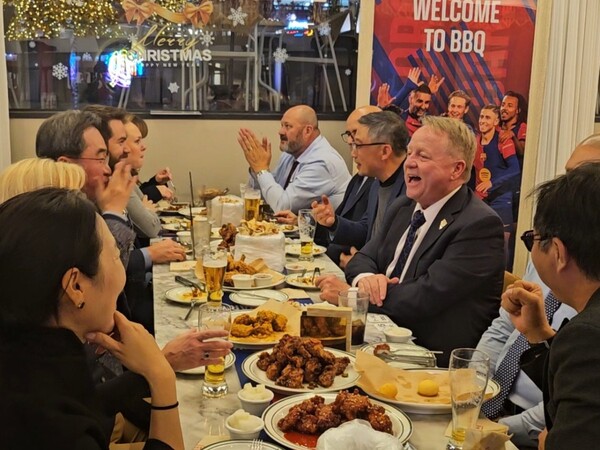 BBQ의 프리미엄 플래그십 매장 ‘BBQ 빌리지 청계광장점’에 미국 네바다 주지사실 산하 경제개발국(GOED) 톰 번스 경제개발국 총괄이사(오른쪽에서 세번째) 등 투자사절단이 방문했다 / 사진=제너시스BBQ