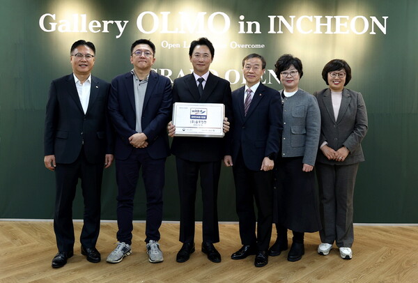 18일 열린 ‘올모인천’ 개소식에서 (왼쪽부터) 대상 최창빈 경영안전본부장, 현대제철 김형준 실장, (주)올모 김현종 대표, 한국장애인고용공단 김정대 본부장, 한국장애인고용공단 송정선 인천지사장, 한국장애인고용공단 이효성 경기북부지사장이 기념 촬영을 하고 있다. / 사진=대상㈜