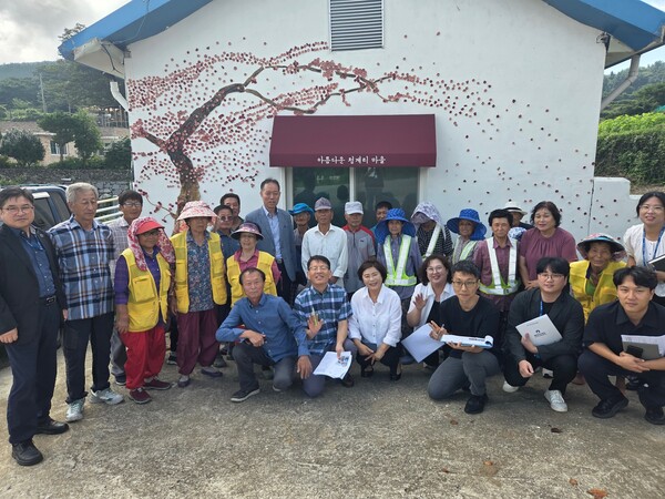 완도군, 청정 전남 으뜬 마을 만들기 4년 연속 우수 시군 선정(청산면 청계마을 벽화 그리기) / 사진=완도군