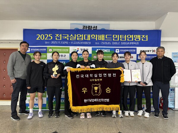 우승을 차지한 화순군청 배드민턴부 선수단(왼쪽부터 김영주코치, 정다연·김보민·장민윤·유아연·여나영·공여진·곽승민·김미주선수, 김충회감독) / 사진=화순군