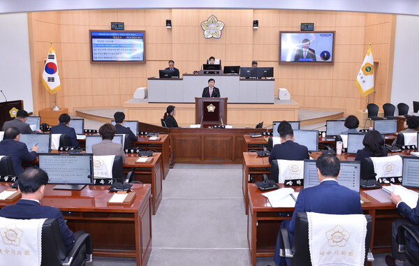 정기명 여수시장은 지난 18일 제252회 시의회 본회의장에서 2026년도 예산안 제출에 따른 시정연설을 통해 내년도 시정 운영 방향을 밝혔다. / 사진=여수시