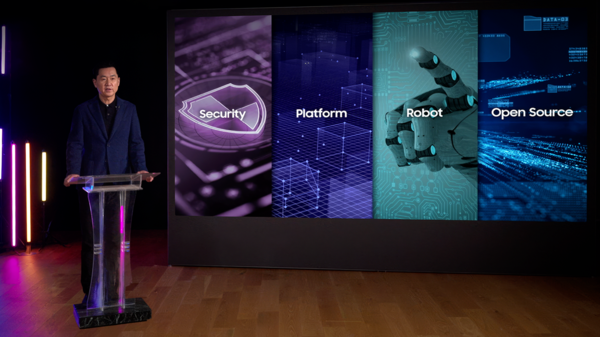 20일 진행된 '삼성 테크 콘퍼런스 2025'에서 삼성전자 DX부문 최고기술책임자(CTO) 겸 삼성리서치장 전경훈 사장이 환영사를 하고 있다. 사진=삼성전자