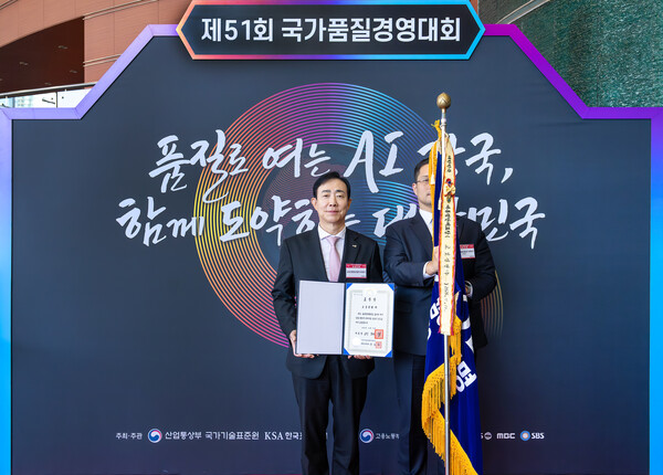 조대규 교보생명 대표이사 사장(사진 왼쪽)이 19일 서울 삼성동 코엑스에서 열린 제51회 국가품질경영대회에서 지속가능경영 부문 대통령 표창을 수상한 뒤 기념촬영을 하고 있다. 사진 = 교보생명