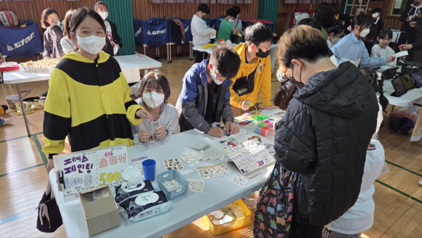순천도사초등학교 학생들이 ‘흑두루미한마당’에서 부스를 운영하고 있다. 순천도사초 교육가족들은 이번 축제 수익금 전액을 ‘꿈 실현금’으로 기부했다. / 사진=전라남도교육청