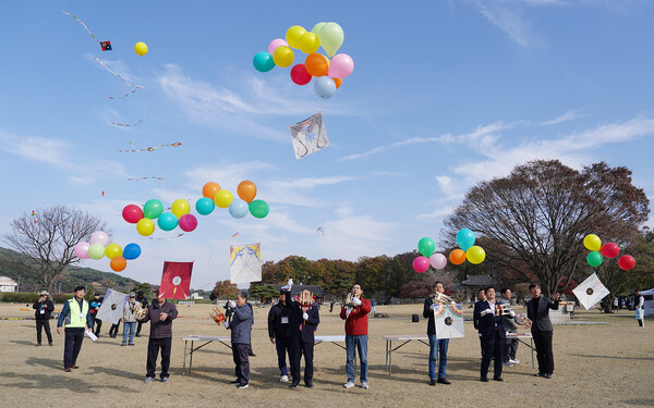 지난해 11월 23일 해미읍성에서 열린 제8회 서산해미읍성 연날리기 대회 / 사진=서산시