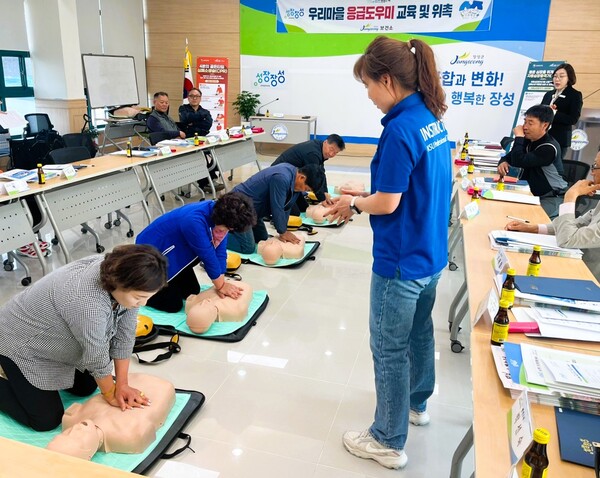 우리마을 응급도우미 이장들이 심폐소생술 교육을 받고 있다. / 사진=장성군