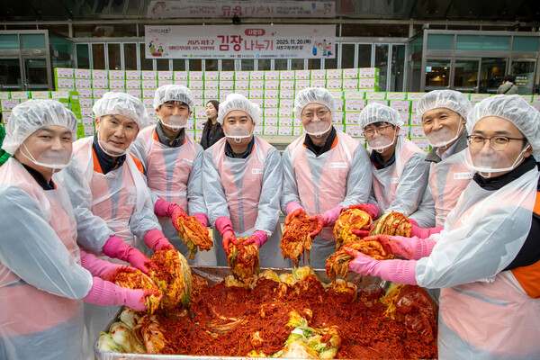 호반그룹이 지난 20일 서초구청 광장에서 서초구와 함께 ‘2025 사랑의 김장 나누기’ 봉사활동을 진행했다. 호반그룹 임직원들과 자원봉사자들이 지역 이웃들에게 전달할 김장 김치를 담그고 있다. (왼쪽 두번째 문갑 호반건설 경영부문대표) / 사진=호반그룹