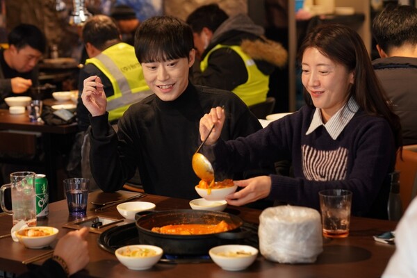 제너시스BBQ 그룹의 정통 닭요리 전문 브랜드 ‘닭익는 마을’이 소비자들의 요청에 응답하는 신메뉴 4종을 출시해 새롭게 선보였다 / 사진=제너시스BBQ