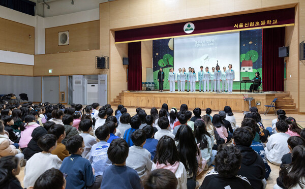 코웨이 물빛소리 합창단이 지난 19일 신현초등학교에서 합창 공연 및 장애 인식 개선 교육을 진행했다. / 사진=코웨이